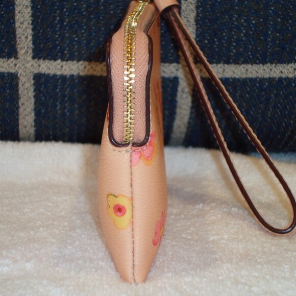 Coach Corner Zip Wristlet with Mystical Floral Print EXCELLENT CONDITION! - Picture 4 of 12